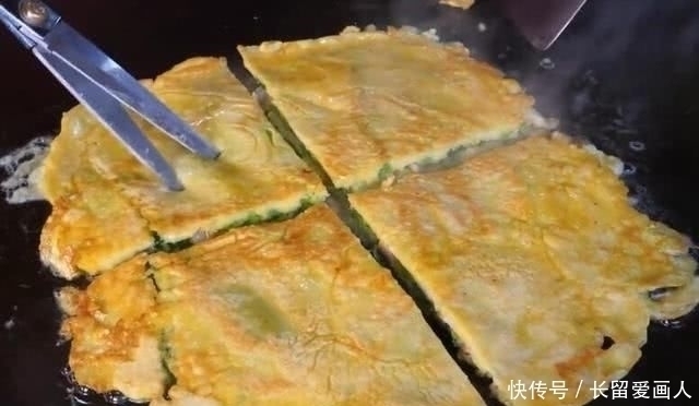 外酥|大妈街边卖“豪华煎饼”，外酥里嫩，料足味美，来吃的都是回头客