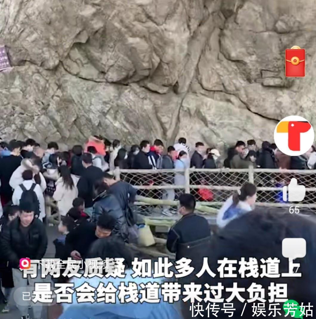 河南洛阳:栈道上人满为患,一旁就是万丈深渊