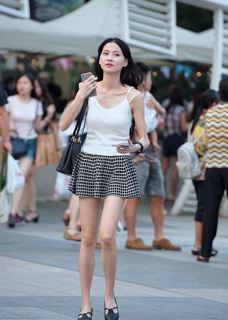 短裙|穿短裙的小姐姐，这裙子是不是太短了？性感甜美范扑面而来