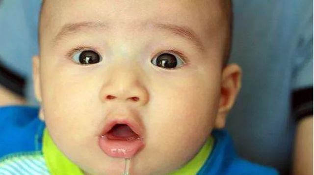 父母|宝宝流口水也要分情况，父母可别不当回事，其中可能暗藏健康隐患
