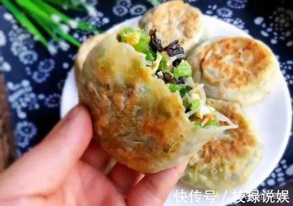 酥脆焦黄的黄金元宝馅饼,美味的早餐美食,一碗胡辣汤,人间美味