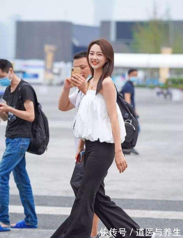 大长腿 黑色深领背心搭配黑色休闲打底裤,慵懒休闲搭配,时尚又性感!