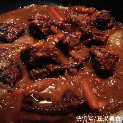 餐桌上的保留项目红酒羊排,隔段时间就做一次