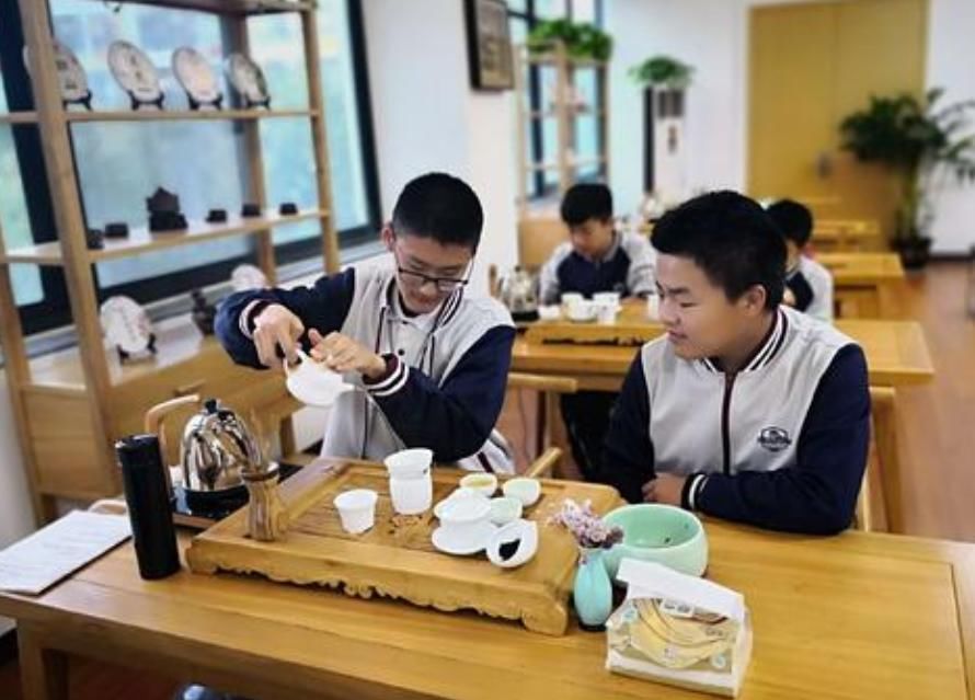 兴趣|你为自家孩子报名了哪些兴趣辅导班?学钢琴过时了,第一种烧钱呀