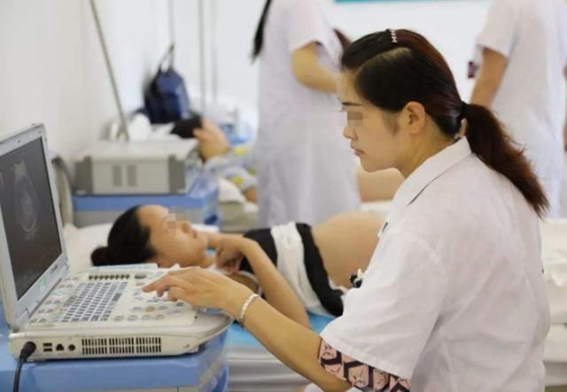 家人|产检时让医生不耐烦的询问,准妈妈和家人却很关心,你问过哪个?