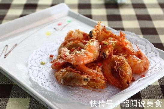 做椒盐虾时,不着急下油锅,先撒入少许它,壳脆味正