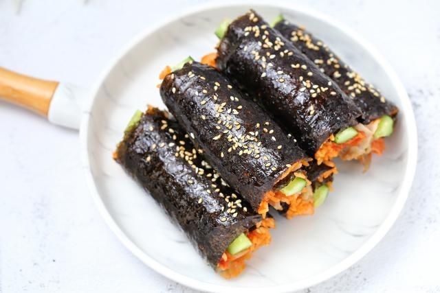 香喷喷的肥牛饭卷,不用竹帘直接上手卷,孩子一口气吃了好几根