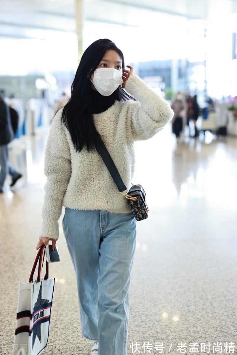 毛衣|章若楠清新减龄街拍,黑色高领打底衫配米白色毛衣,温柔又温暖