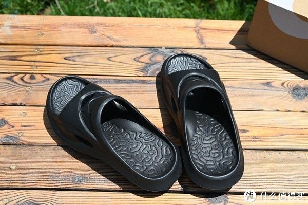 软弹|衣食住行 篇一:更贴脚的休闲拖鞋,舒缓疲劳走路更轻松,咕咚软弹运动拖鞋体验