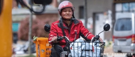 老板|公司老板退休之后,竟然干起了快递员,让人震惊!