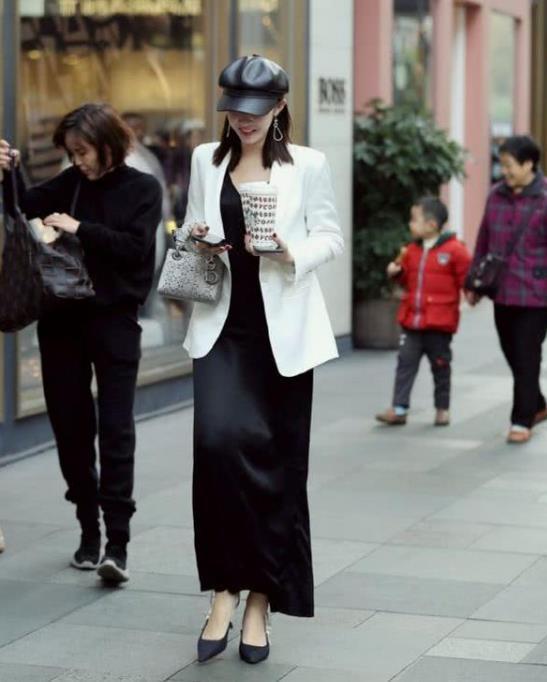 街拍:沉鱼落雁的美女,一条蓝色的连衣裙,时尚魅力女人味