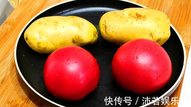 土豆新吃法,加西红柿一起炒,色泽红润,入口绵软吃不厌