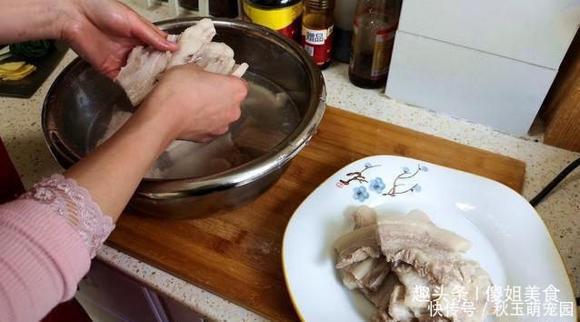 五花肉|五花肉不要红烧了,教你懒人做法,不加油不用水,一次3斤不够吃