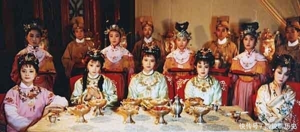 贾府|元春省亲,阖府欢庆,但却耗资无数,到底是好事还是坏事?