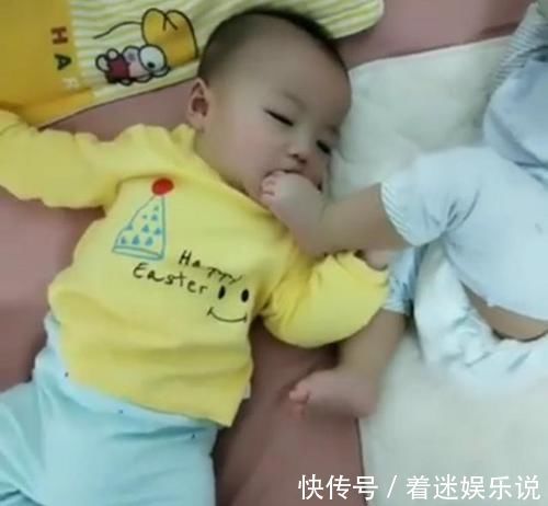 弟弟|双胞胎弟弟梦见吃鸡腿,咬着哥哥的脚不放,哥哥的反应让宝妈笑翻