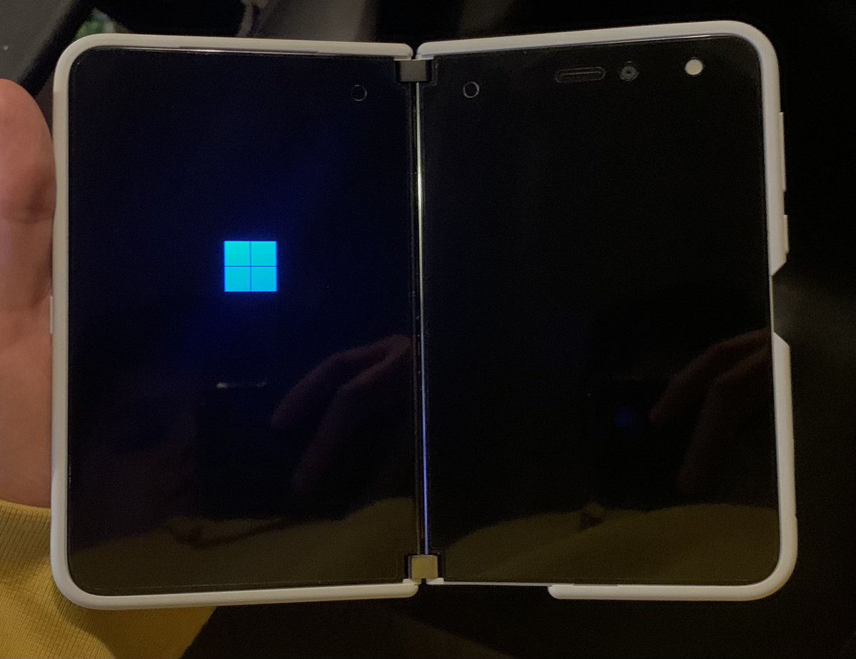 微软 Surface Duo 成功进入 Win11 OOBE 界面
