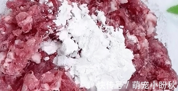 入秋后，嘴馋别忘做这个，一烫一晒，锅中再一煎，切片摆盘就能吃