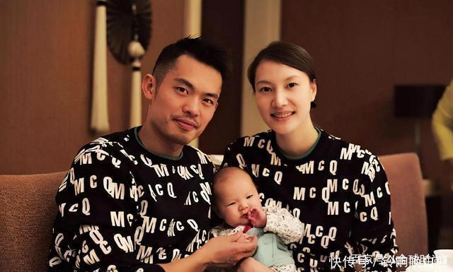 谢杏芳和林丹罕见亮相 红色印花突出高挑身材 气势不输林丹