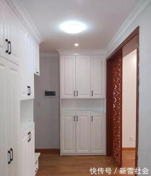 新房|花了四个月,新房硬装才结束,一进门鞋柜特实用,电视墙漂亮极了