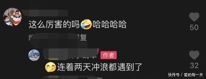 网友偶遇霍思燕杜江冲浪,嗯哼赤脚玩,粉丝被问小女孩说“三不”