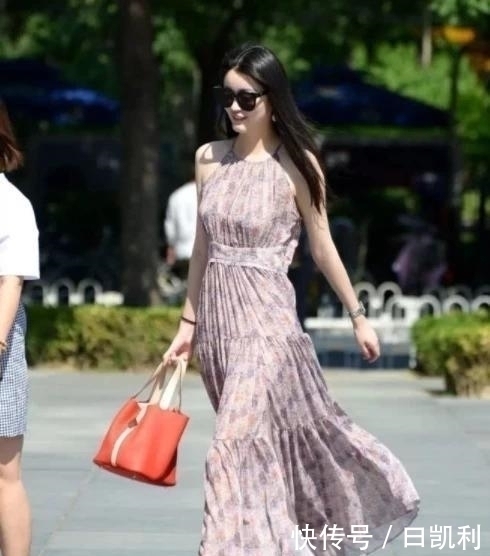 时尚|街拍小姐姐优美的穿搭,呈现出优雅淑女气质,更迷人更时尚