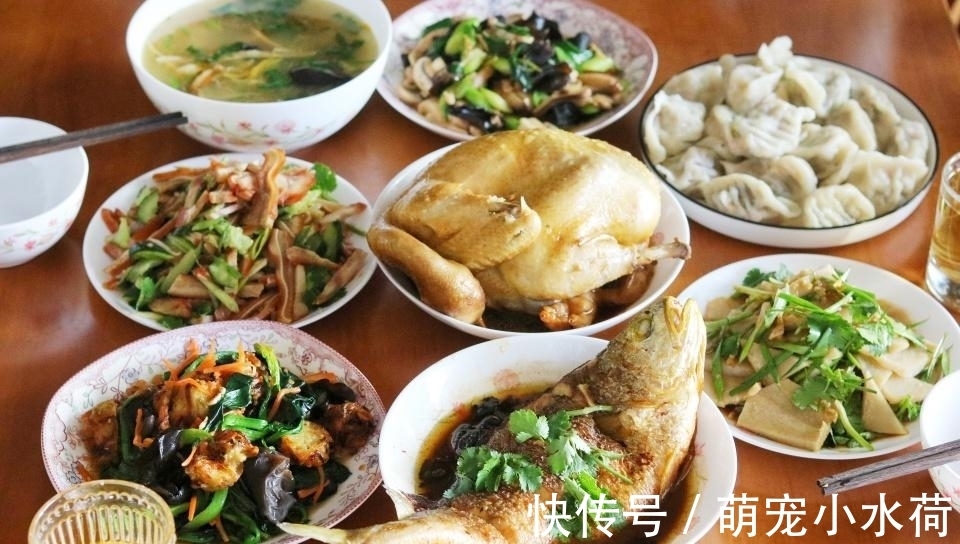 一家三口的春节午餐走红，6菜1汤，网友：拒绝假精致，超想吃