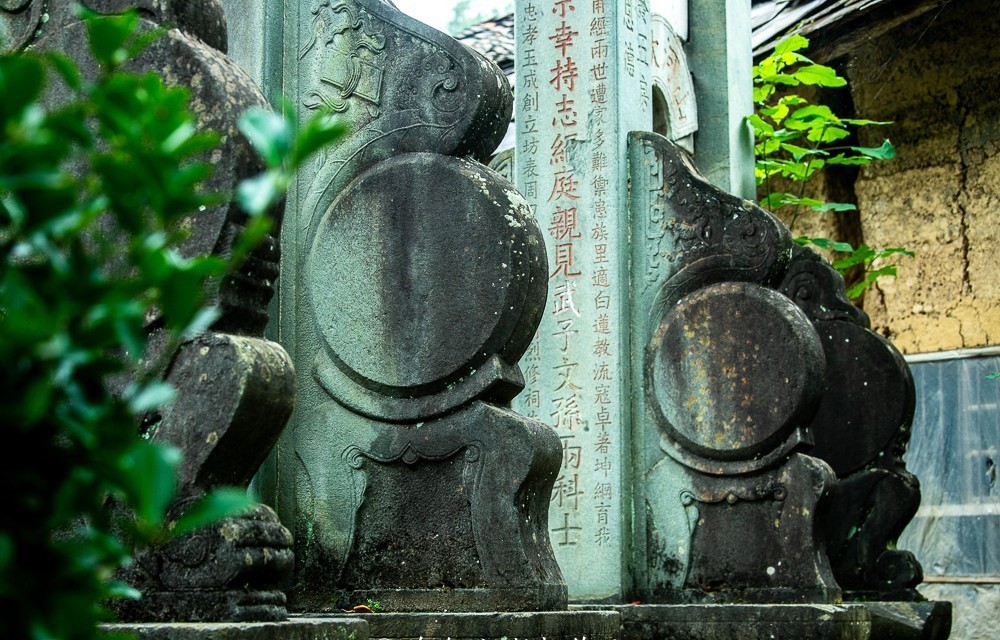 嫁人|一门两状元！陕南农村发现百年贞节牌坊，15岁嫁人守寡70年