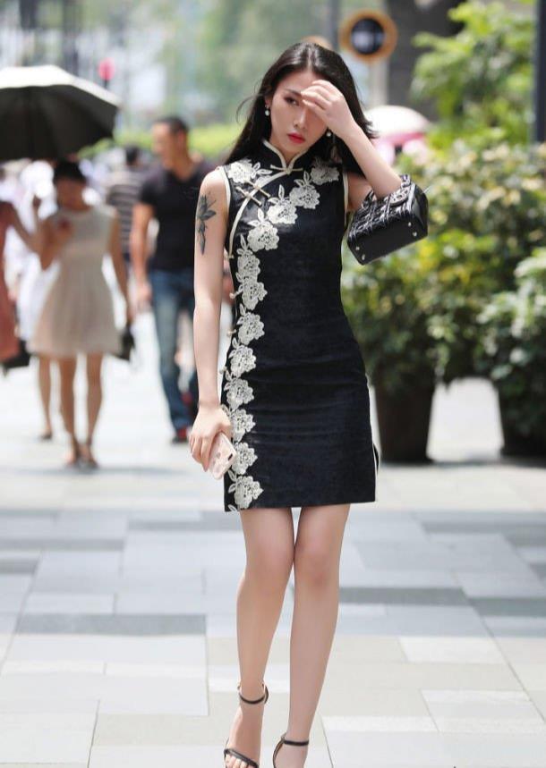 衬衫|小姐姐穿黑色一字肩衬衫,配上一双高跟鞋,高雅迷人