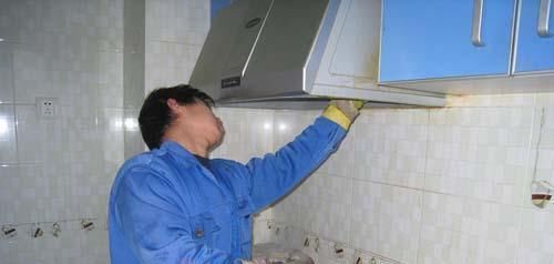 油烟机脏了万万不要拆下来清洗,这样做更省时省力,洗完干净如新