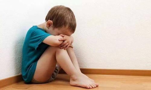 孩子第一天上幼儿园不哭也不闹，家长别当成“懂事”，当心是病