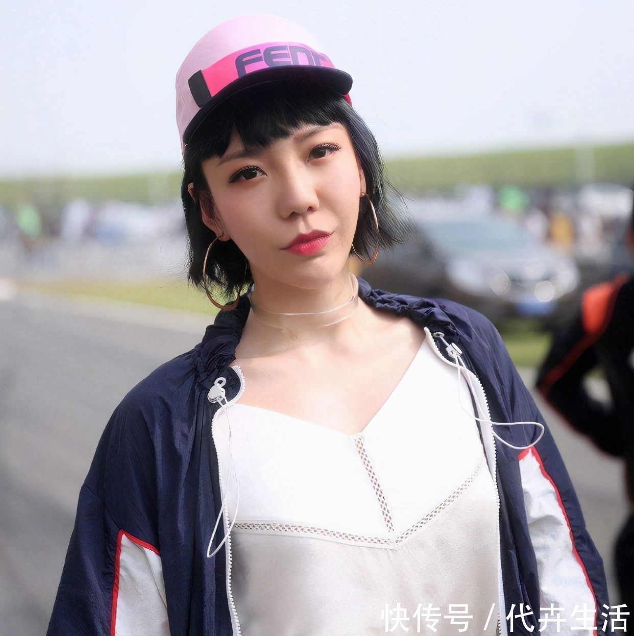 庾澄庆|她刚走红后就膨胀，穿袜子都要4个人伺候，如今沦落县城卖唱