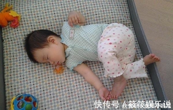 奇葩事|宝宝睡觉时的奇葩事,真让人绝望,爸爸:快来救我,我被屎包围了
