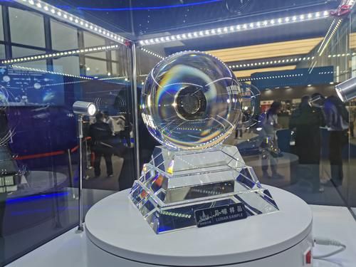 显微镜下的月壤长啥样?月球样品实物首次离京在宁展出