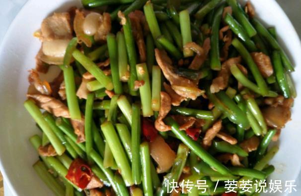 炒蒜苔时,千万要先焯水,多加“这1步”,蒜苔又脆又香,特美味