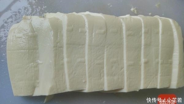 两个鸡蛋放进豆腐里蒸一蒸, 5分钟后, 不爱吃鸡蛋的孩子吃的特开心!