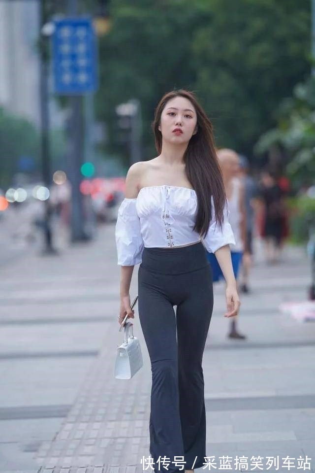 一字带 百搭的牛仔裤,将上衣以内收的方式来穿,看起来十分的干净利落