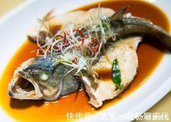 清蒸鱼|做清蒸鱼,放盐还是生抽都不放,教你正确做法,鱼肉鲜美滑嫩