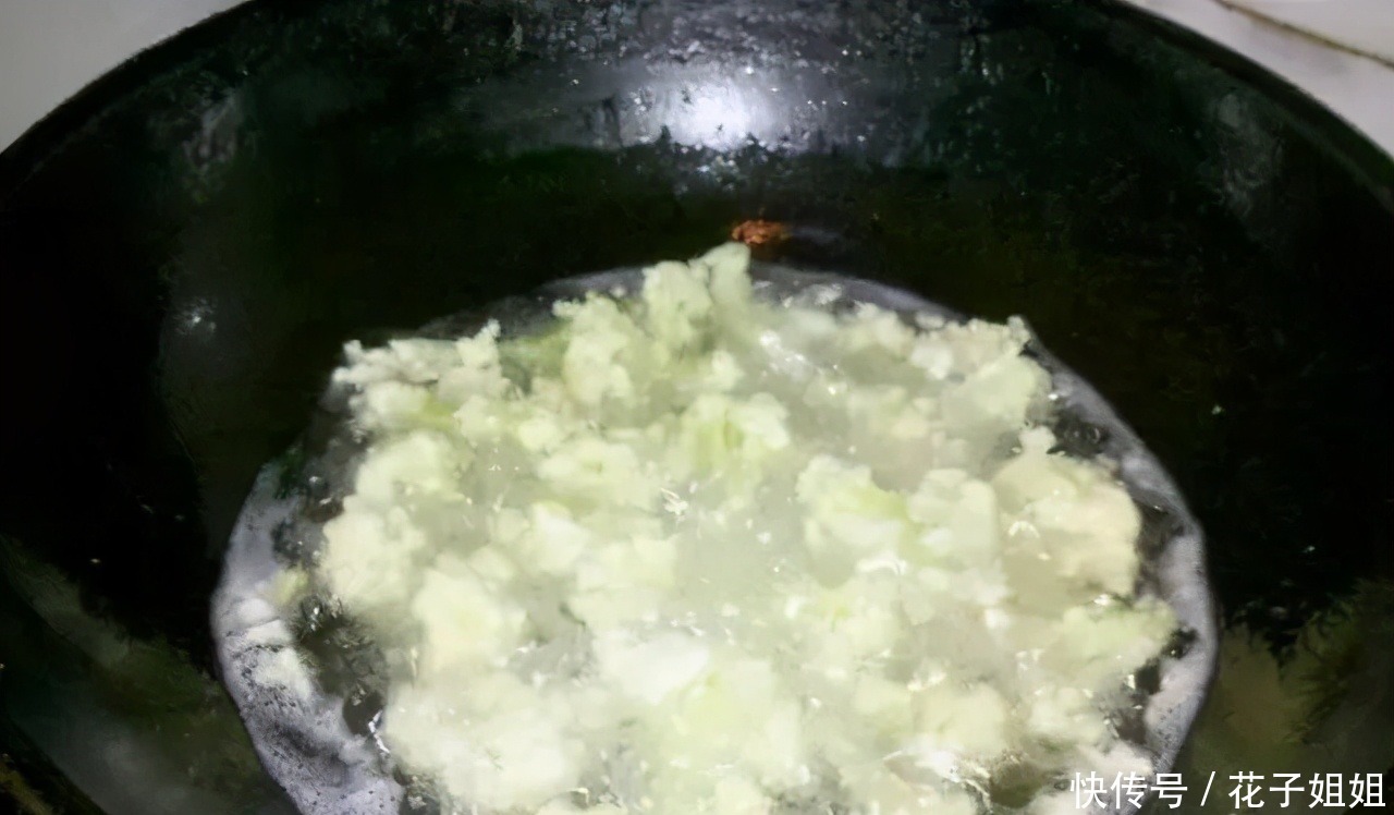 花菜有人焯水,有人直接下锅炒,都错了,看饭店大厨是如何做的