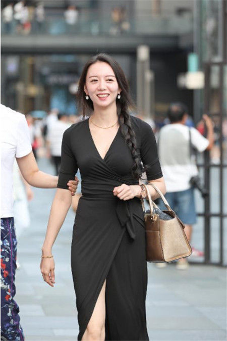 十足|街拍:千娇百媚的微胖美女,身材娇好,御姐范十足