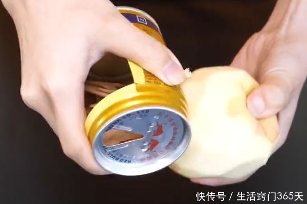 易拉罐不要扔，切几刀放在厨房里，超实用，超市一个要卖几十元！