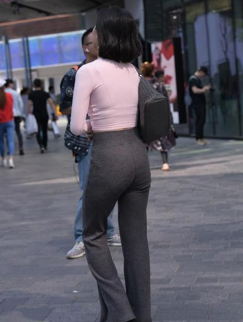 偏爱裤装的女生，喇叭裤不容错过，时髦个性又显气质