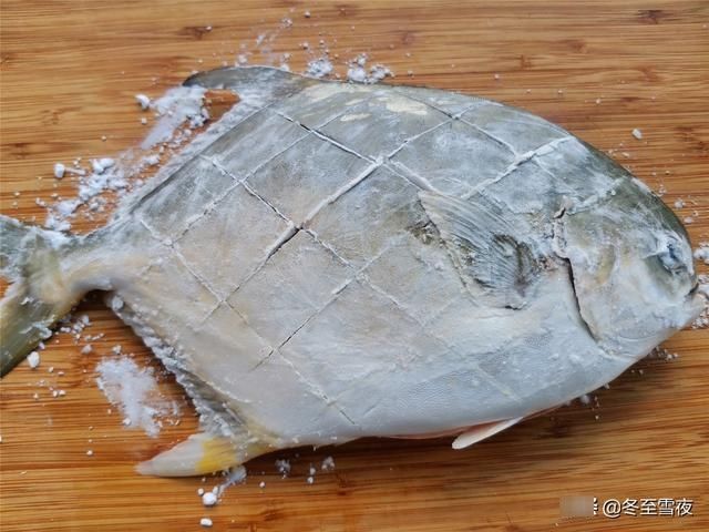 红烧金鲳鱼怎样做才好吃？教你小技巧，煎鱼皮不破，吃着味不腥