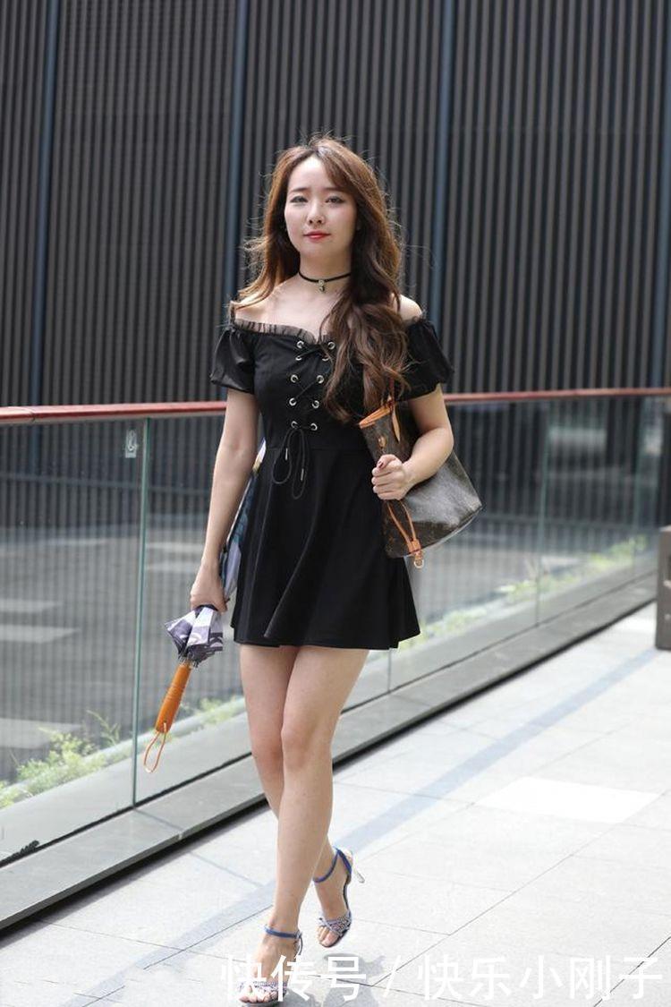 淡色的休闲衫搭配运动瑜伽裤，非常迷人