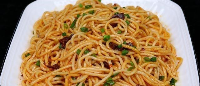 喜欢吃面条的要收藏，早餐面条懒人做法，孩子一大碗都不够吃