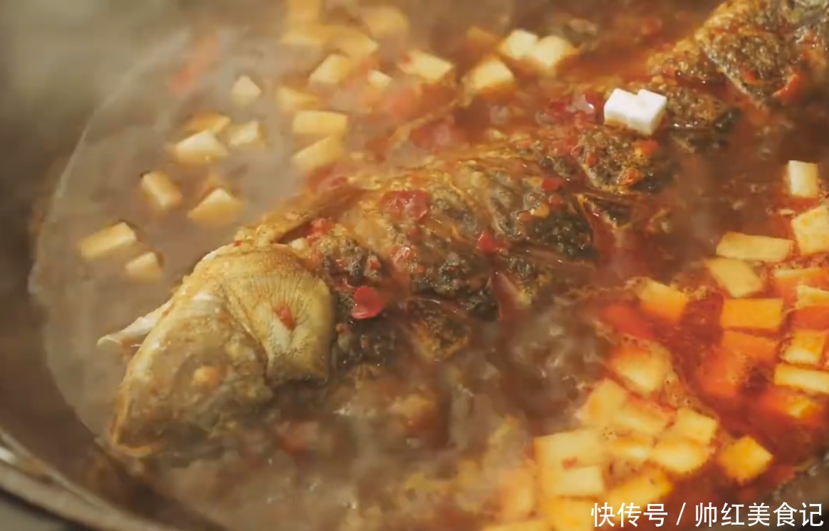 好吃|红烧鲫鱼的家常做法,肉质细嫩,鲜香味美特别好吃