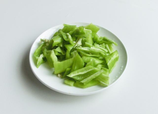 地三鲜,用长茄子还是用圆茄子区别很大,这样做不油腻,超下饭