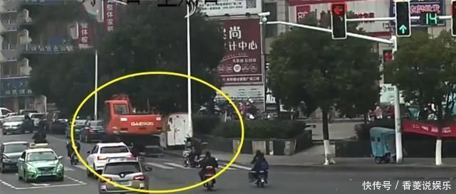 悄悄|14岁熊孩子花5元买钥匙,悄悄开走83万元挖掘机,网友建议录取