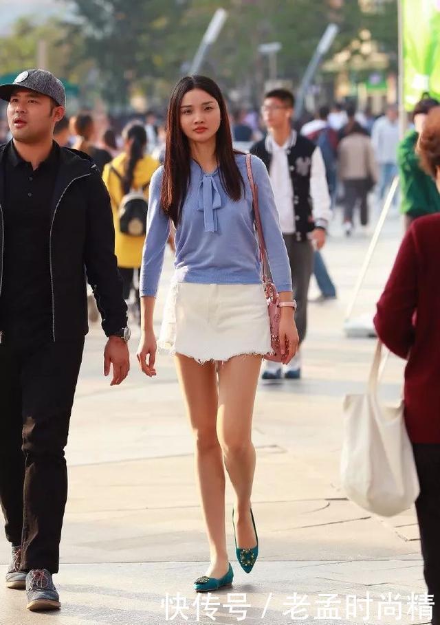 端庄|街拍:深蓝色修身连衣裙搭配高跟鞋,明艳端庄, 飘逸美丽