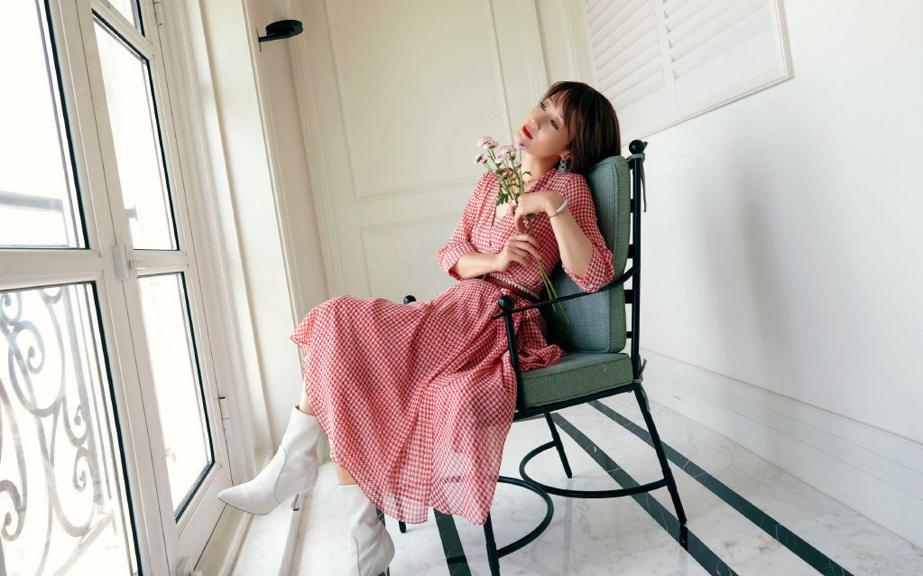 马伊琍穿格子裙也太有味道了吧!减龄又文艺,馋得只想赶紧买一件