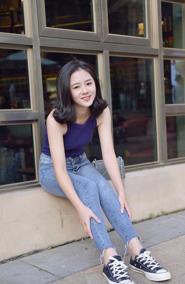 身材肥胖怎么办？吊带背心搭配牛仔裤，让你拥有苗条身材